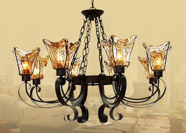 สีดำ 8 ไฟตกแต่งบ้าน Wrought Iron Chandelier ด้วยเฉดสีแก้วสีเหลืองอำพัน