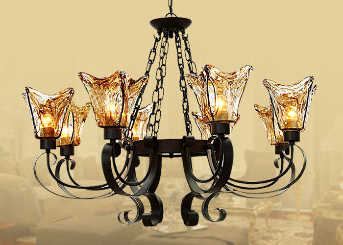 สีดำ 8 ไฟตกแต่งบ้าน Wrought Iron Chandelier ด้วยเฉดสีแก้วสีเหลืองอำพัน